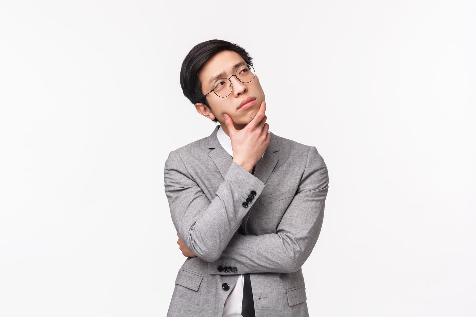 亞洲男性主管在辦公室若有所思地評估選項