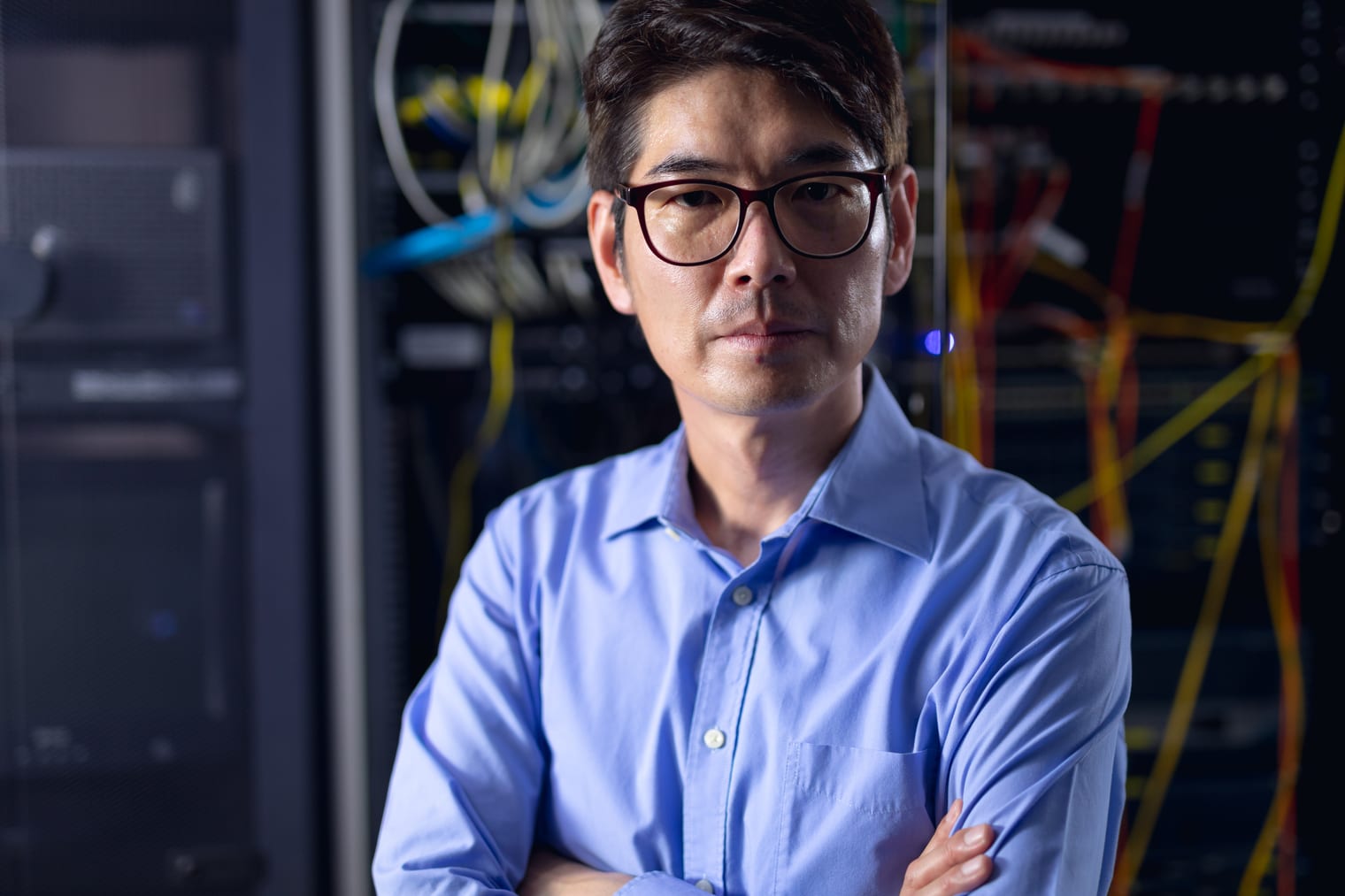 IT 人員站在機房伺服器機櫃前