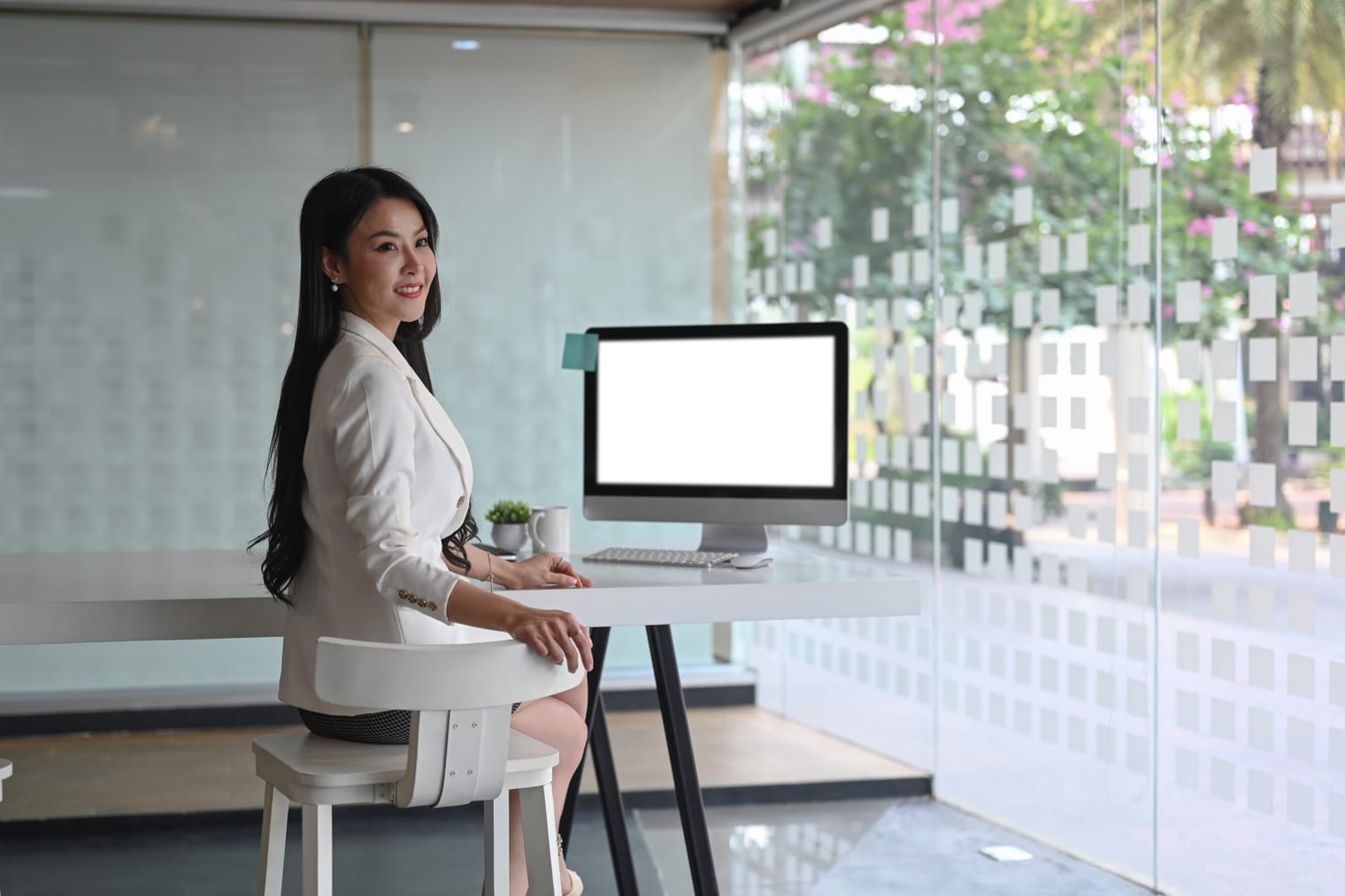 職業女性在辦公桌前專注使用電腦
